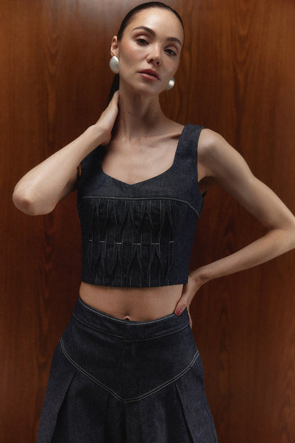 Top Malena Denim, detalle de pliegues y pespuntes — campaña The Gentlewoman, Sanna