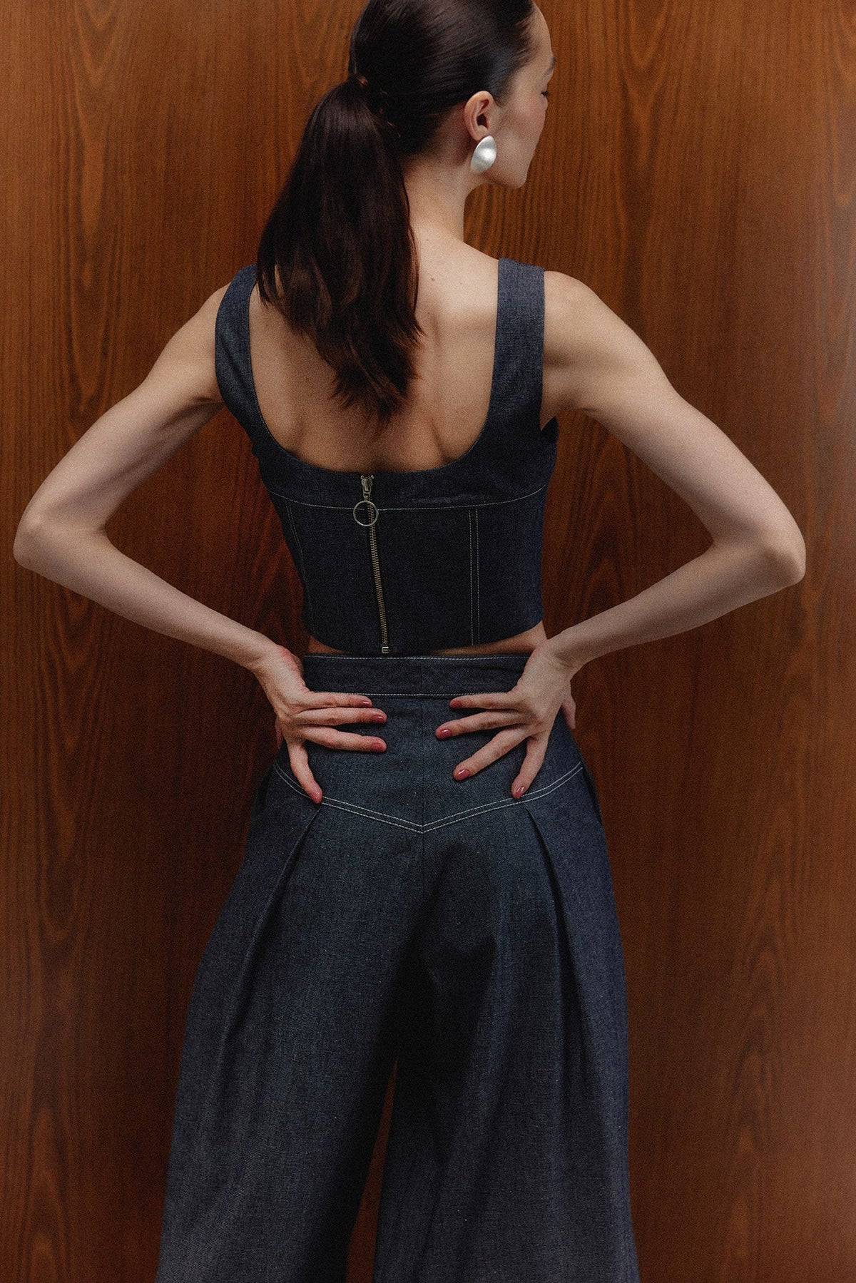 Top Malena Denim, vista de espalda — campaña The Gentlewoman, Sanna