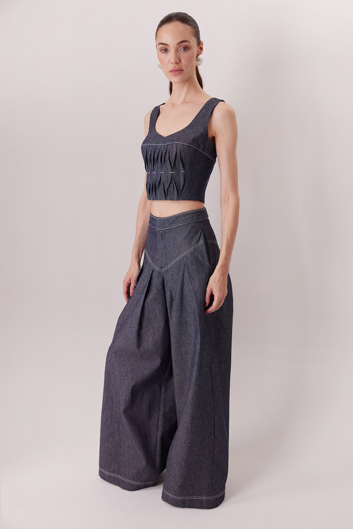 Pantalón Echo en denim oscuro con Top Malena Denim — Sanna, colección The Gentlewoman