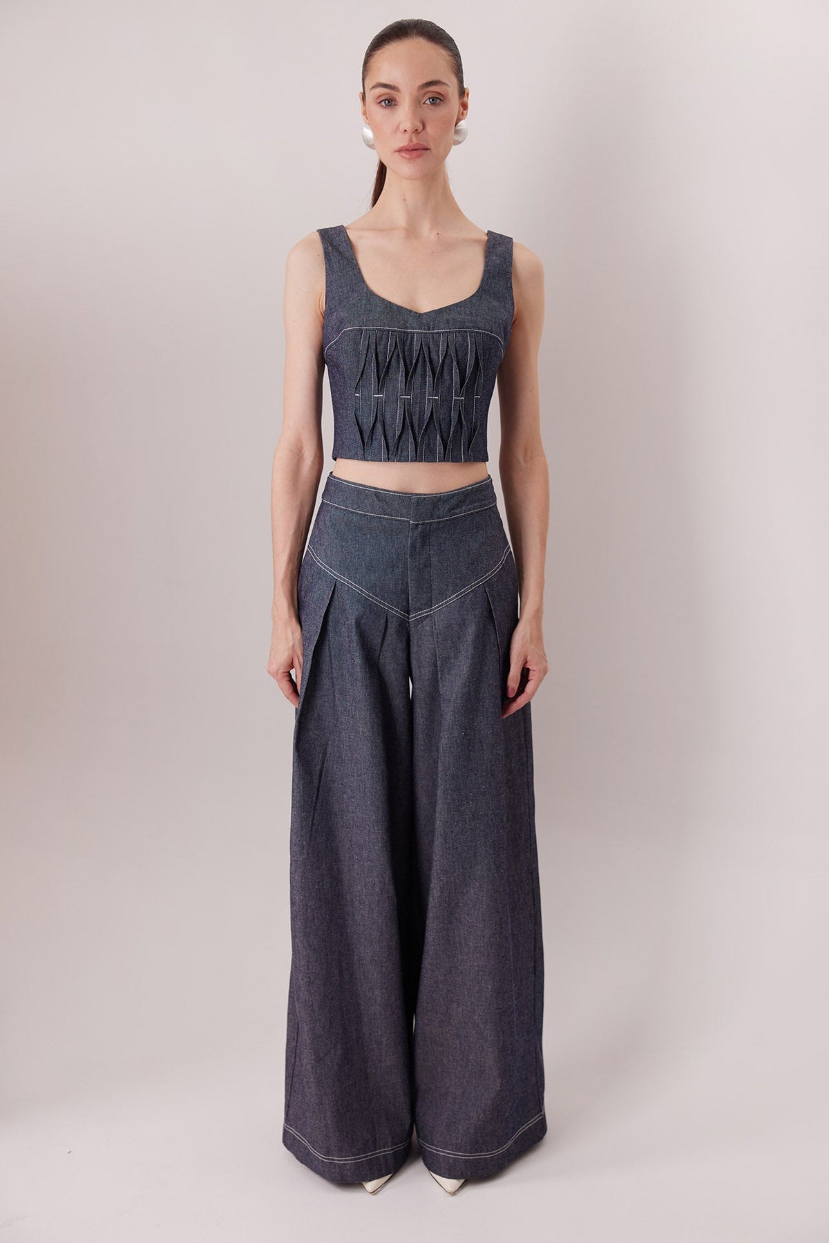 Pantalón Echo en denim oscuro con Top Malena Denim — Sanna, colección The Gentlewoman