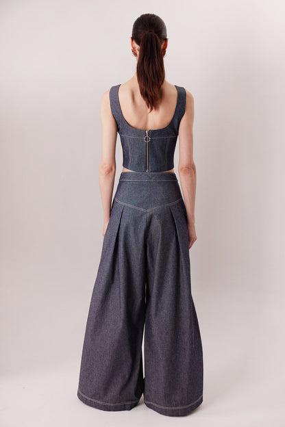 Pantalón Echo en denim oscuro, vista de espalda — Sanna, colección The Gentlewoman