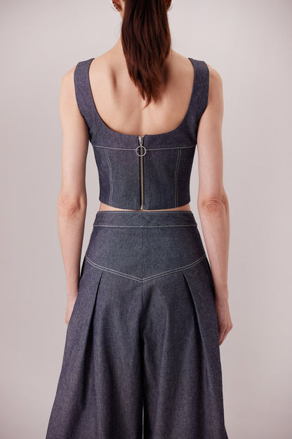 Top Malena Denim, detalle de cremallera en la espalda — Sanna The Gentlewoman