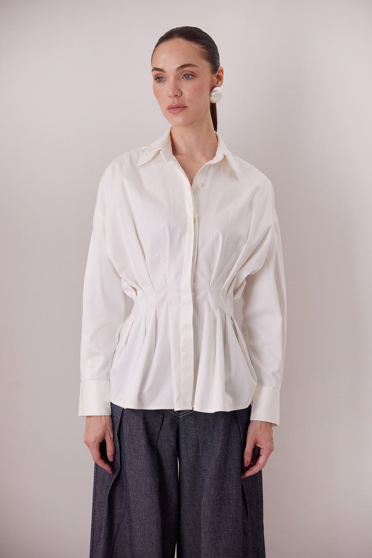 Camisa Maxine ivory con Pantalón Echo — Sanna, colección The Gentlewoman