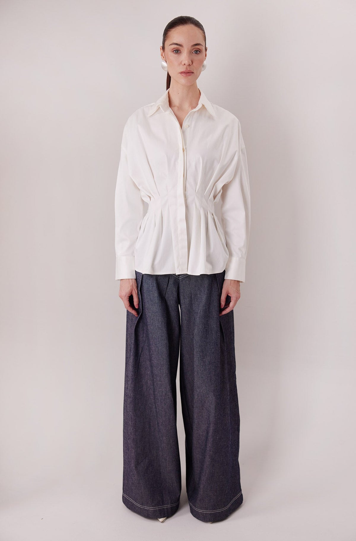 Pantalón Echo en denim oscuro con Camisa Maxine — Sanna, colección The Gentlewoman