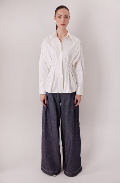Pantalón Echo en denim oscuro con Camisa Maxine — Sanna, colección The Gentlewoman