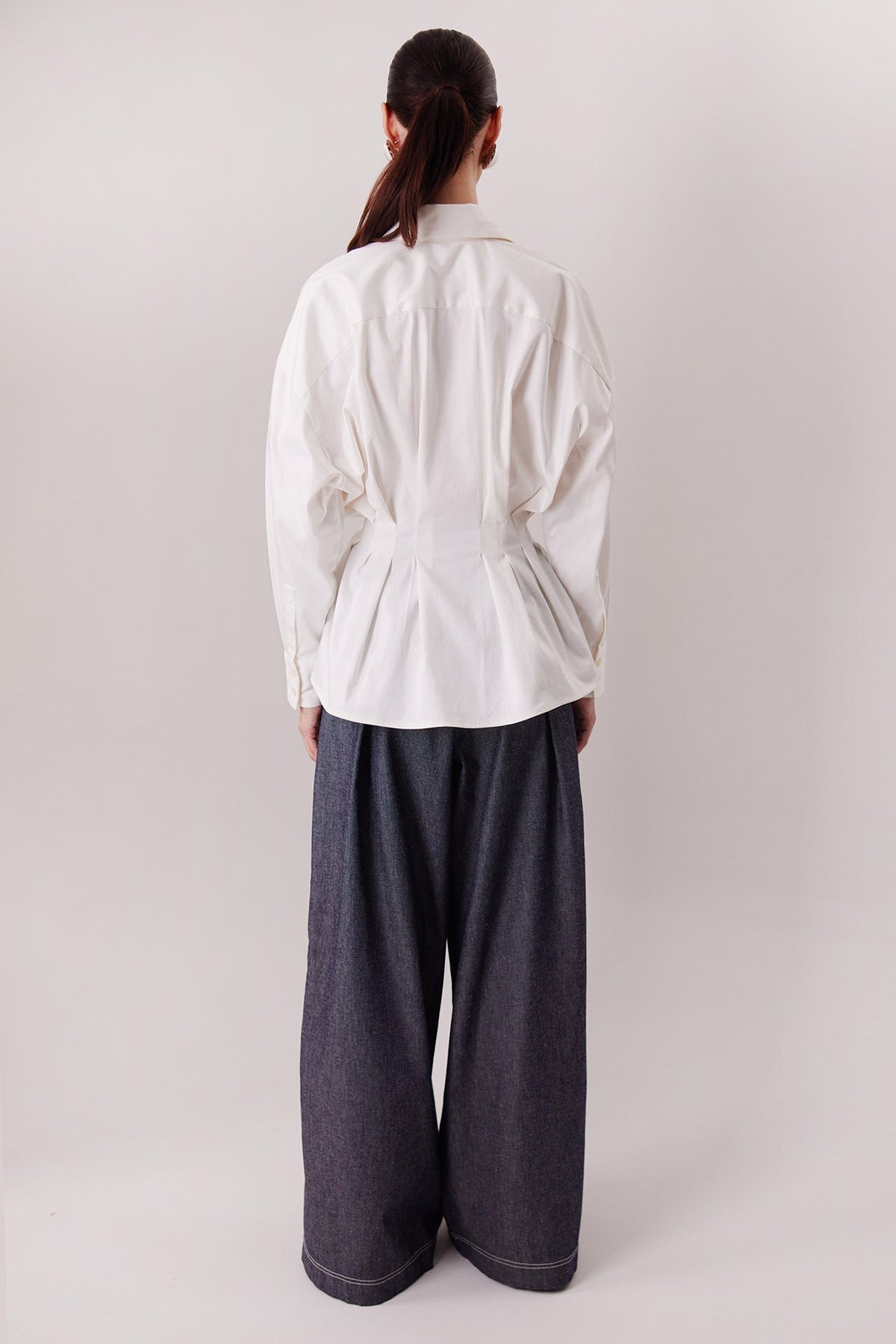 Pantalón Echo, vista de espalda con Camisa Maxine — Sanna, colección The Gentlewoman