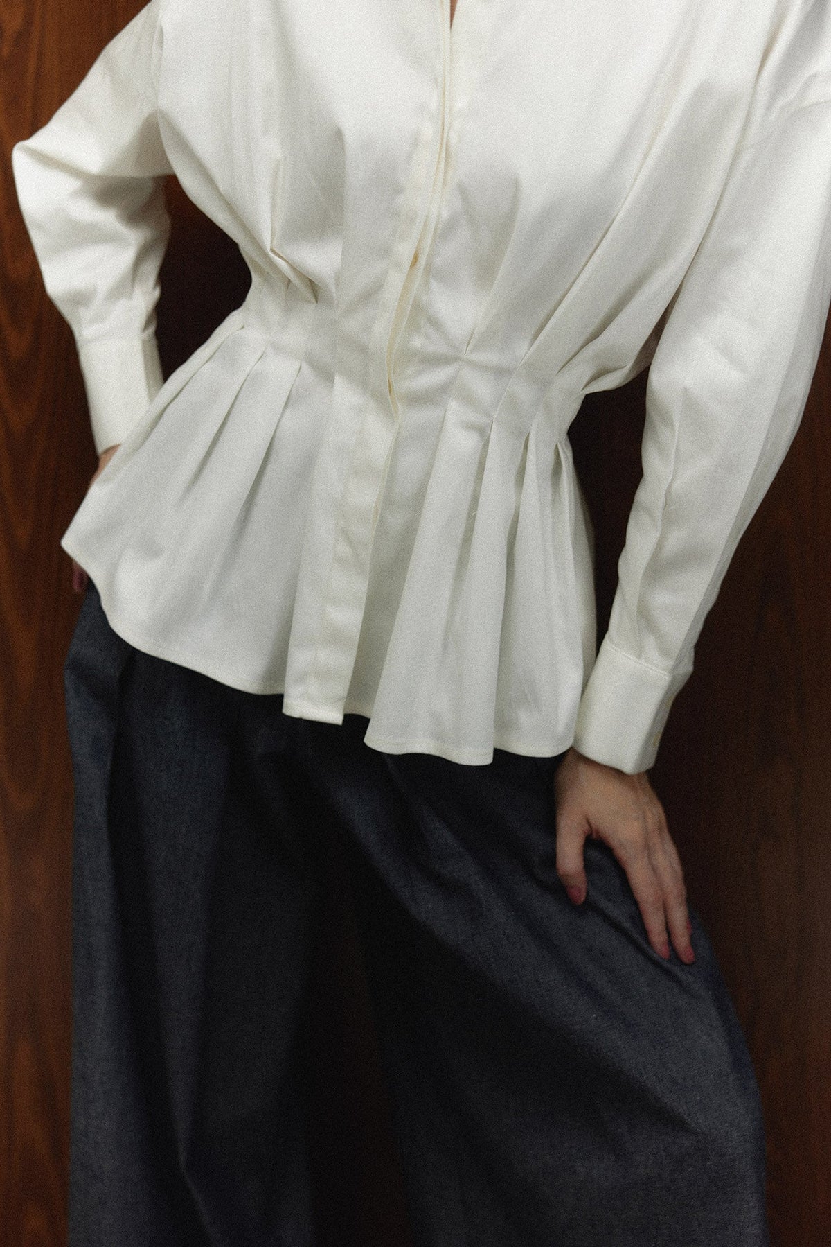Camisa Maxine ivory, detalle de cintura entallada — campaña The Gentlewoman, Sanna