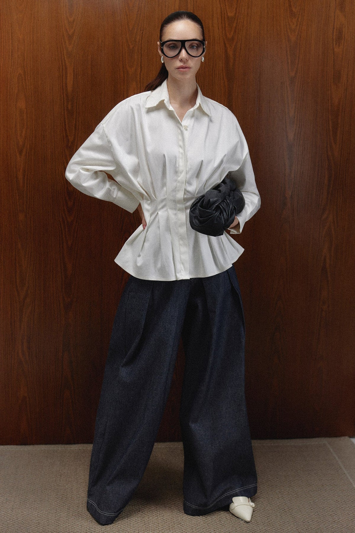 Pantalón Echo en denim oscuro con Camisa Maxine — campaña The Gentlewoman, Sanna