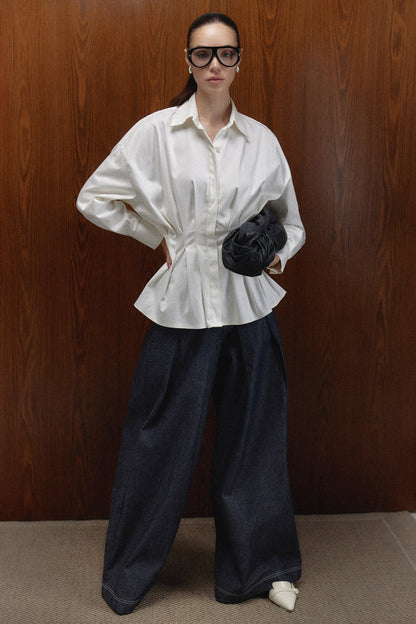 Pantalón Echo en denim oscuro con Camisa Maxine — campaña The Gentlewoman, Sanna