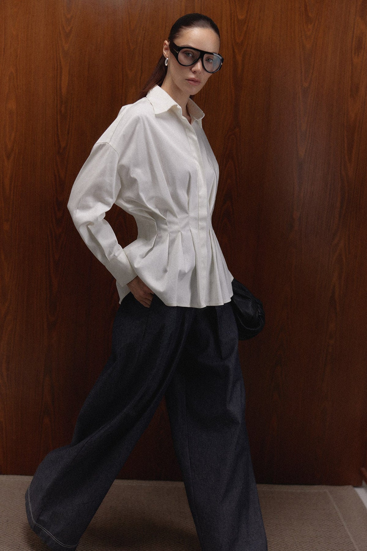 Pantalón Echo en denim oscuro con Camisa Maxine — campaña The Gentlewoman, Sanna