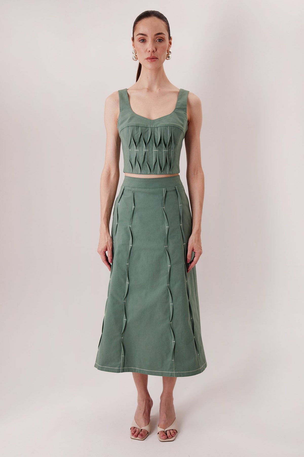 Top Malena en verde matcha con Falda Izza Midi — Sanna, colección The Gentlewoman