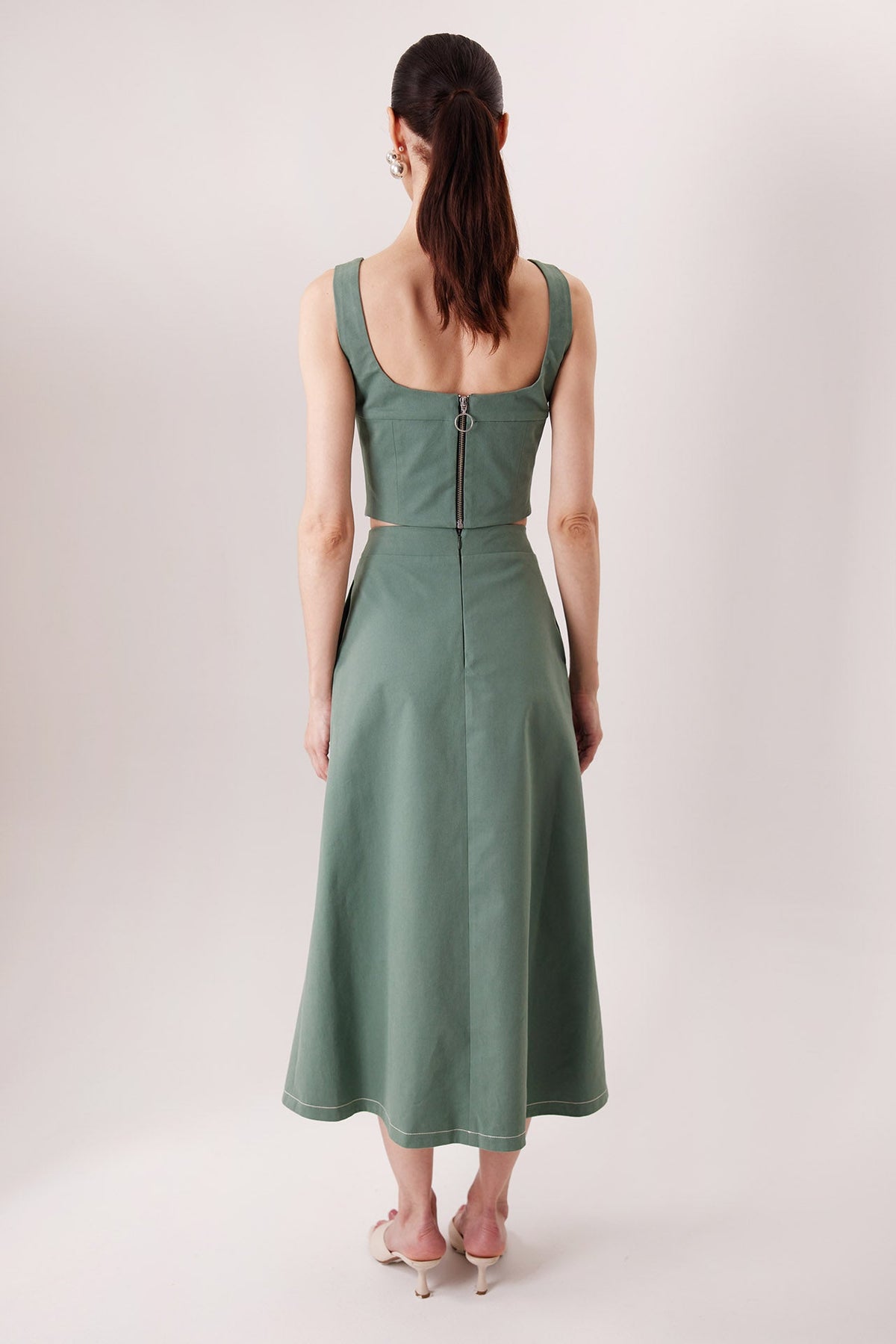Top Malena en verde matcha, vista de espalda — Sanna, colección The Gentlewoman