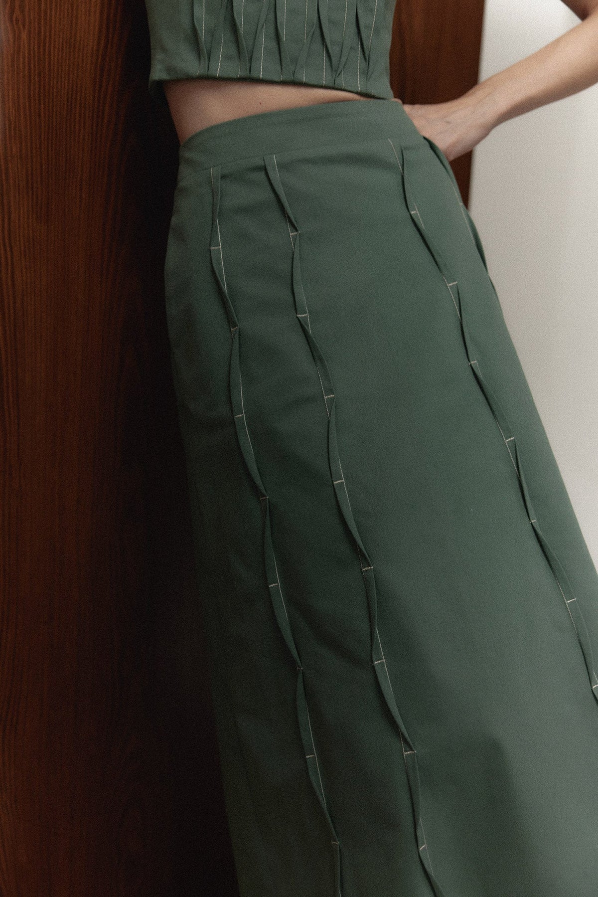 Falda Izza Midi, detalle de pliegues pespuntados en contraste — campaña The Gentlewoman, Sanna