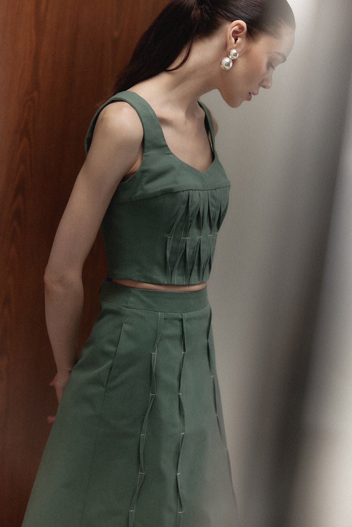 Top Malena en verde matcha, detalle de pliegues — campaña The Gentlewoman, Sanna