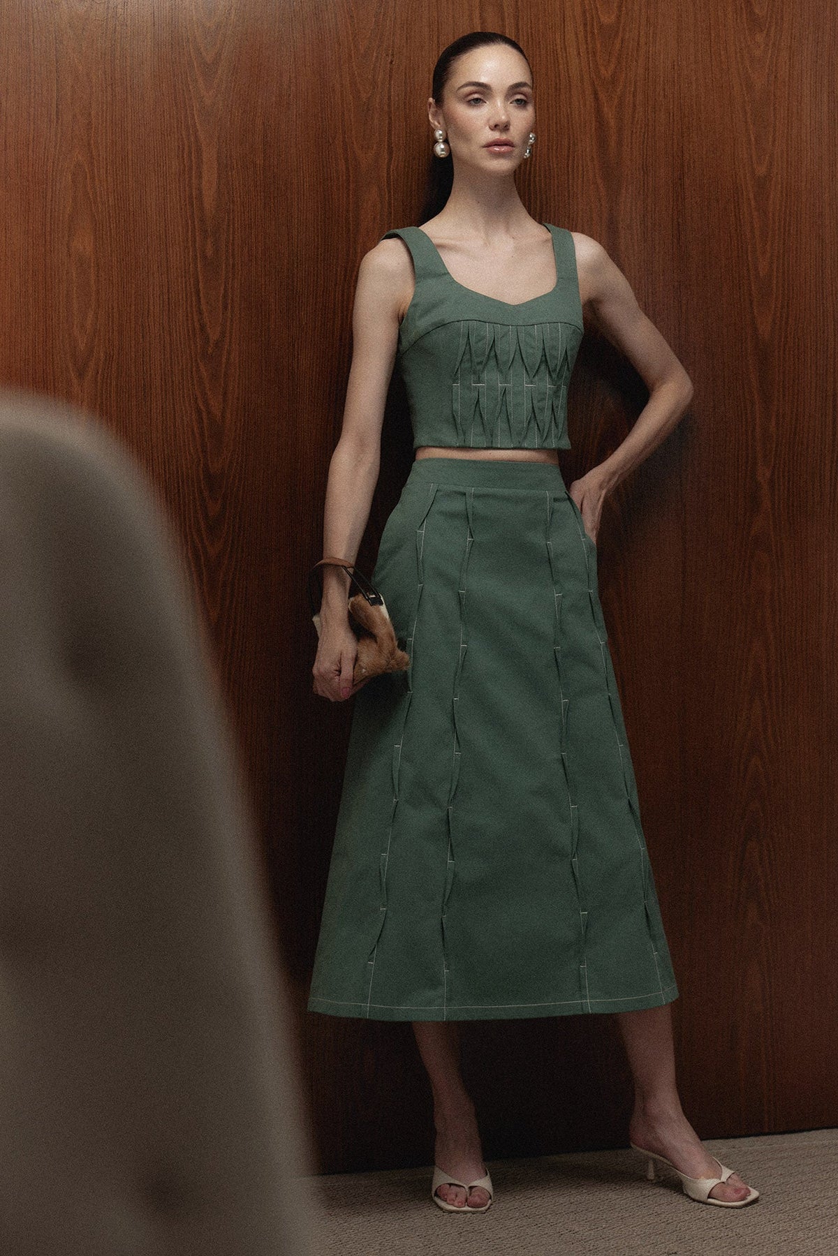 Falda Izza Midi en verde matcha — campaña The Gentlewoman, Sanna