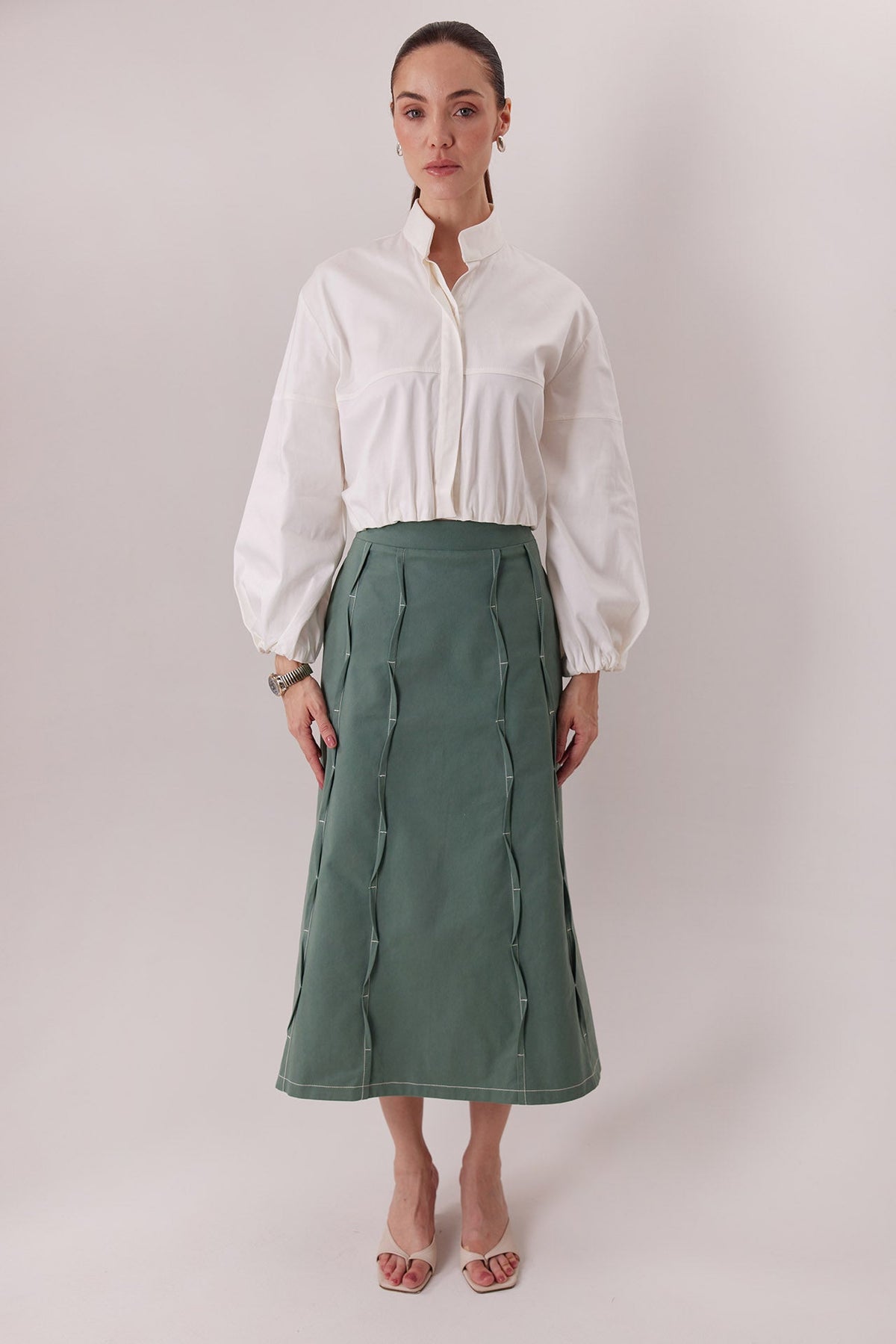 Falda Izza Midi en verde matcha con Camisa Harlan — Sanna, colección The Gentlewoman