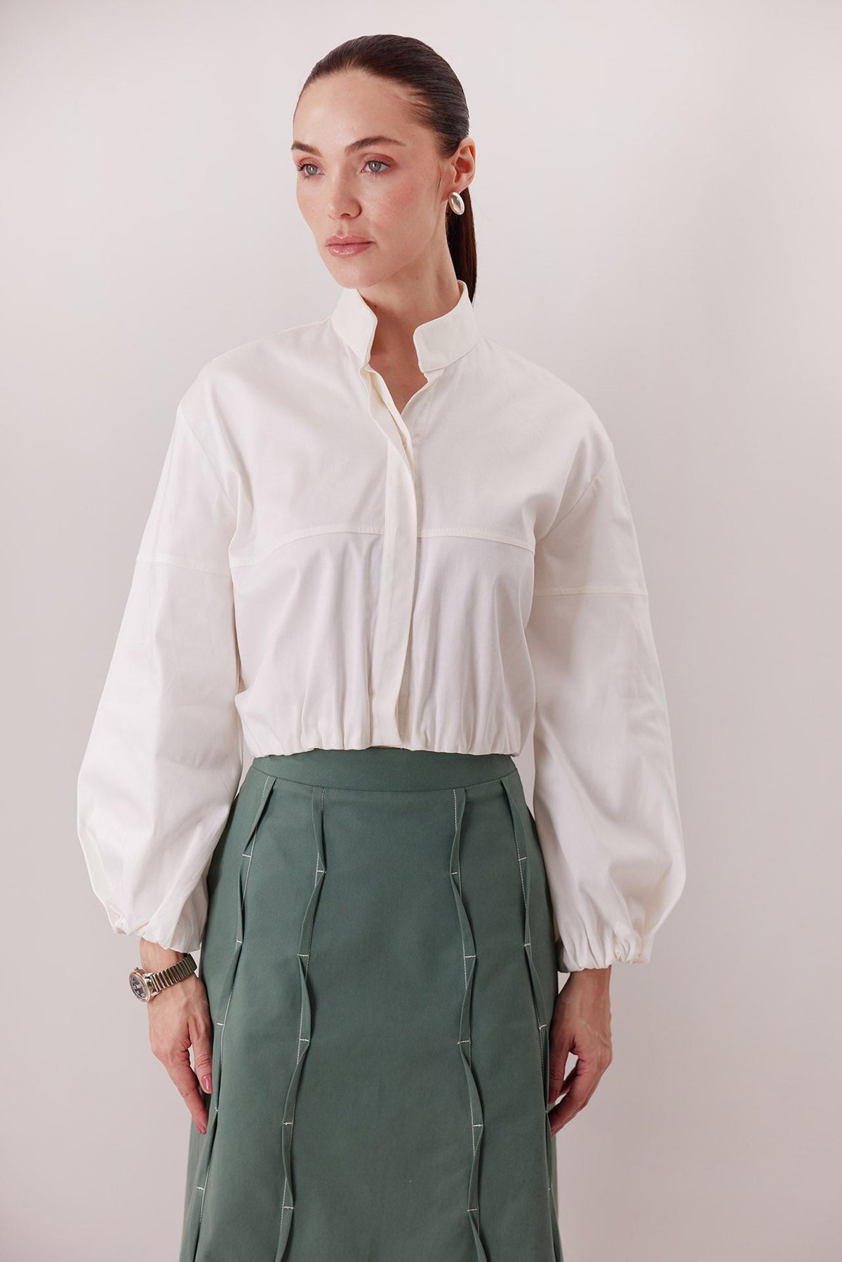Camisa Harlan ivory, detalle de mangas abullonadas — Sanna, colección The Gentlewoman