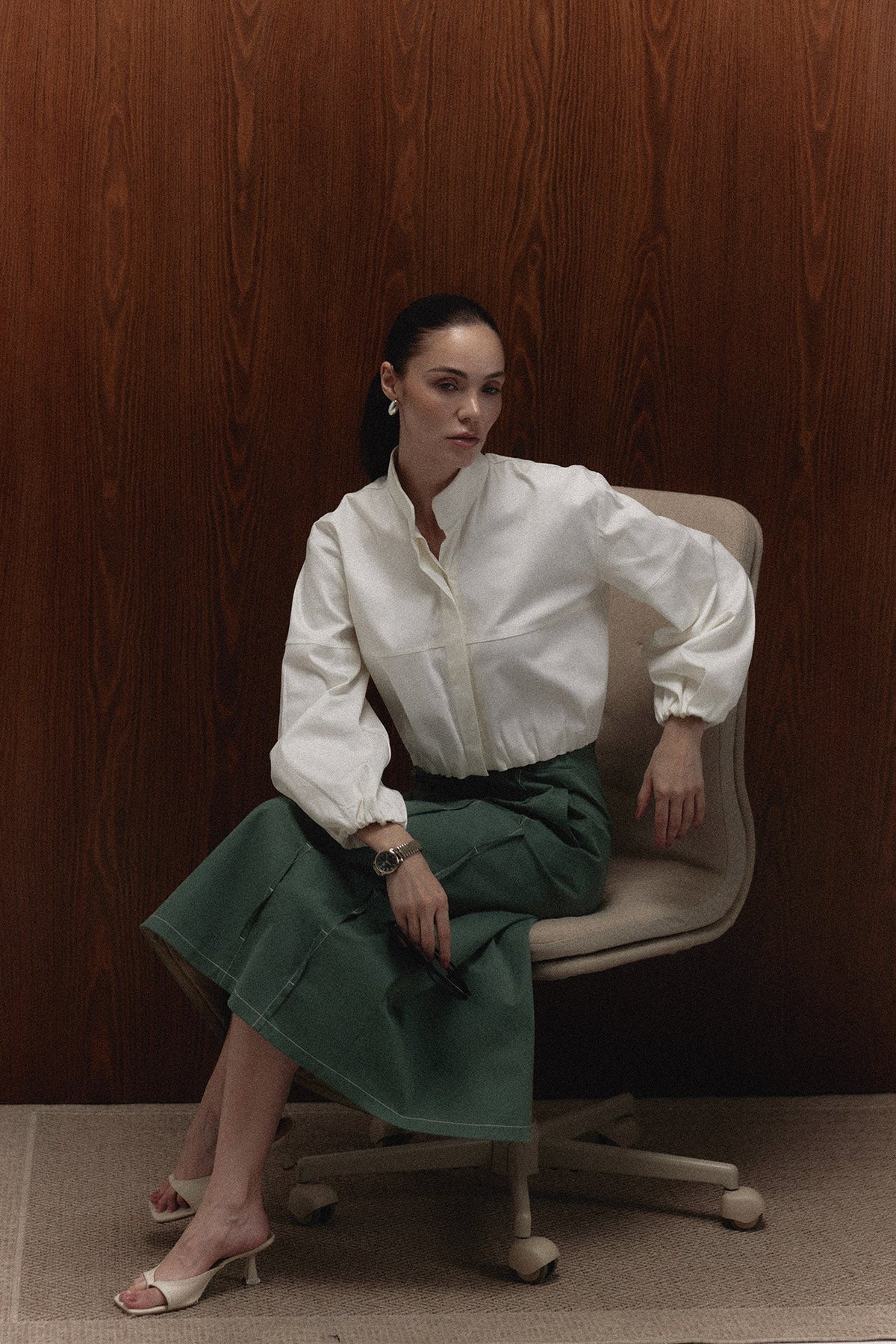 Falda Izza Midi con Camisa Harlan — campaña The Gentlewoman, Sanna