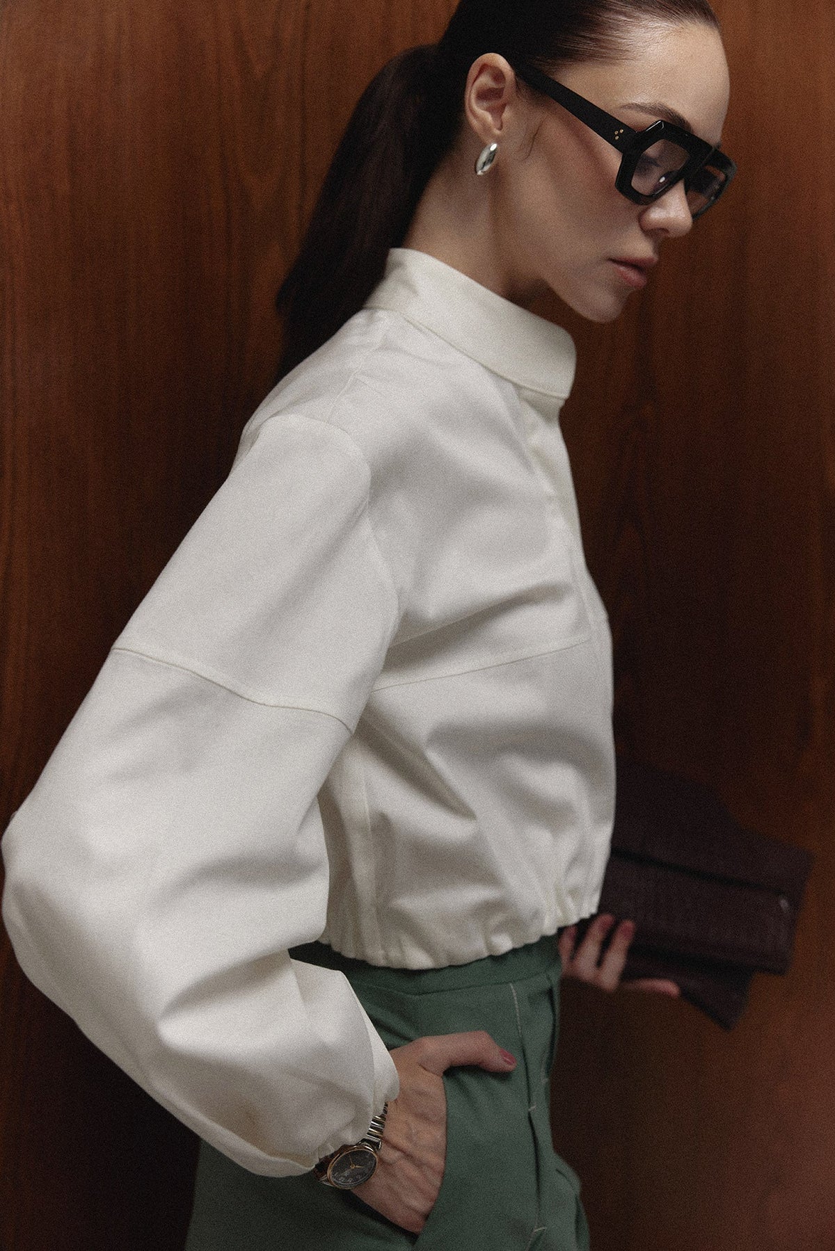 Camisa Harlan ivory, detalle de puños elásticos — campaña The Gentlewoman, Sanna