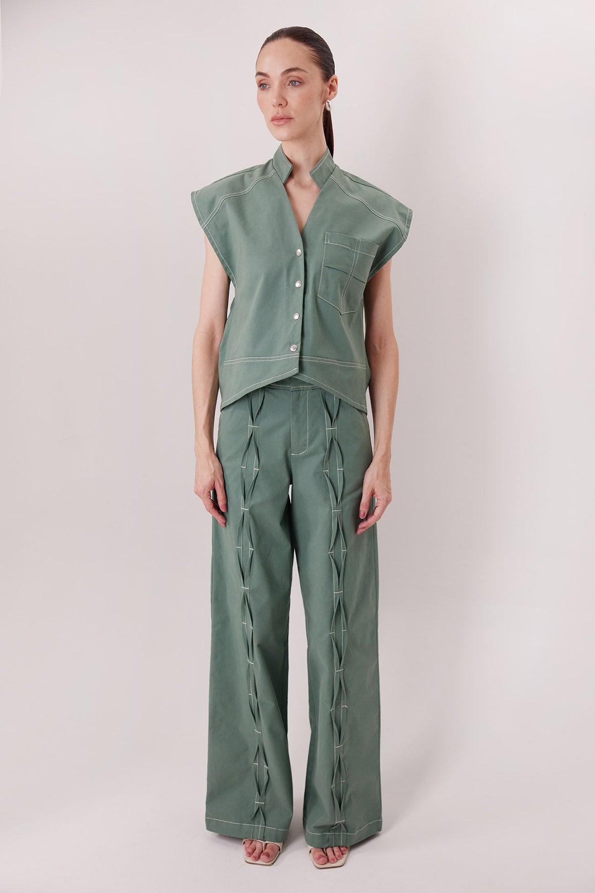 Pantalón Bardi en verde matcha con Chaqueta Bardi — Sanna, colección The Gentlewoman