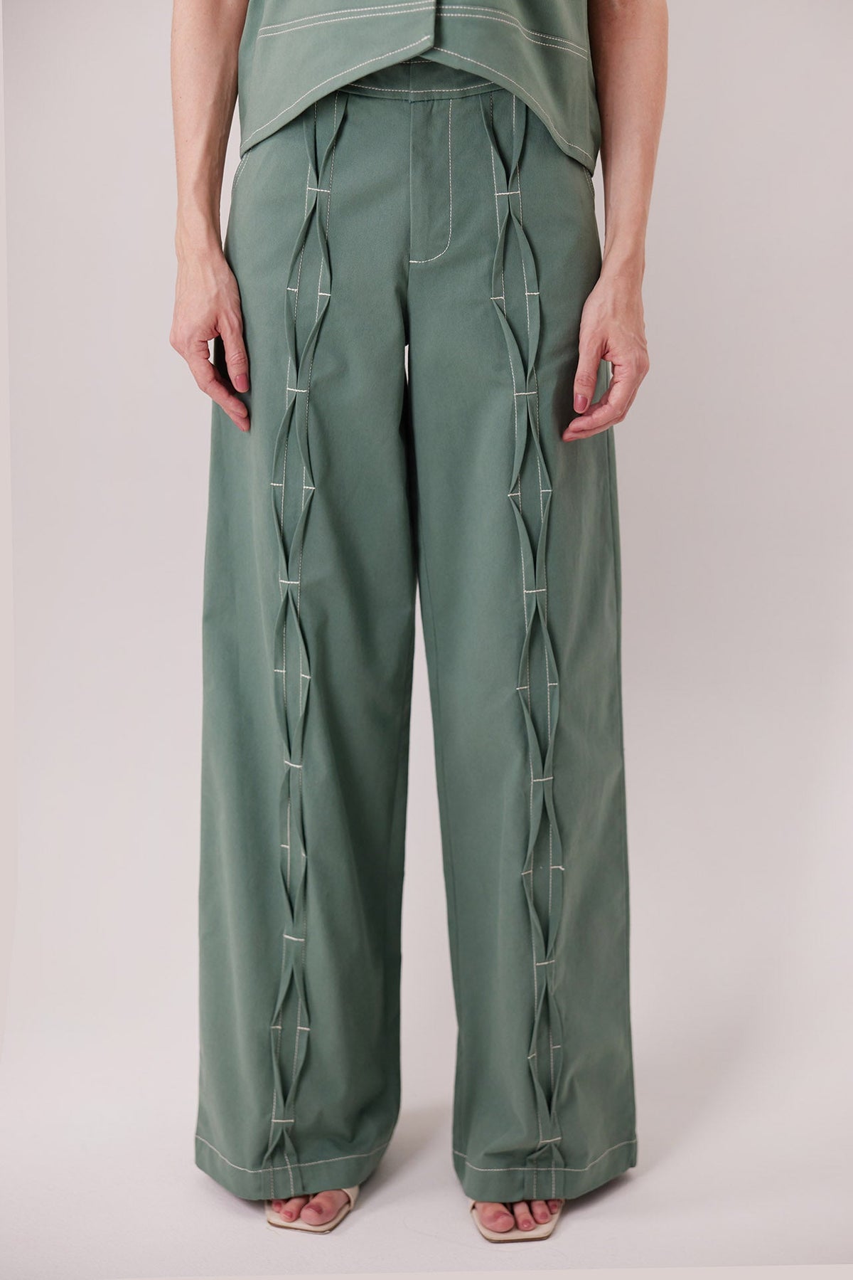 Pantalón Bardi, detalle de pliegues y pespuntes en contraste — Sanna, colección The Gentlewoman
