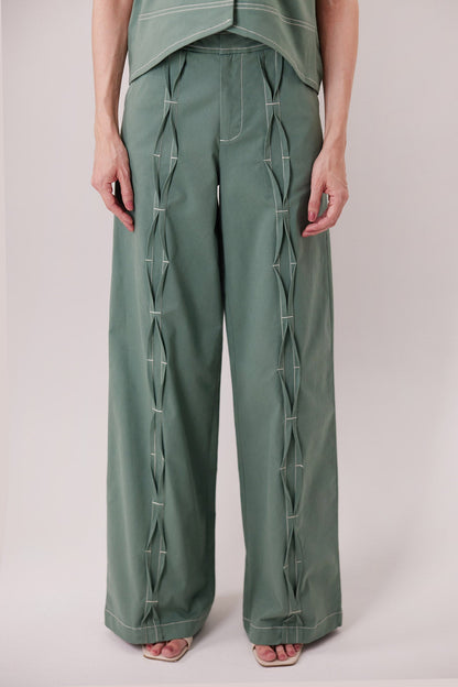 Pantalón Bardi, detalle de pliegues y pespuntes en contraste — Sanna, colección The Gentlewoman