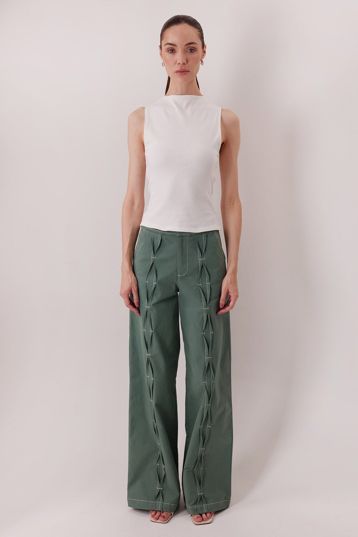 Top Consani ivory con Pantalón Bardi — Sanna, colección The Gentlewoman