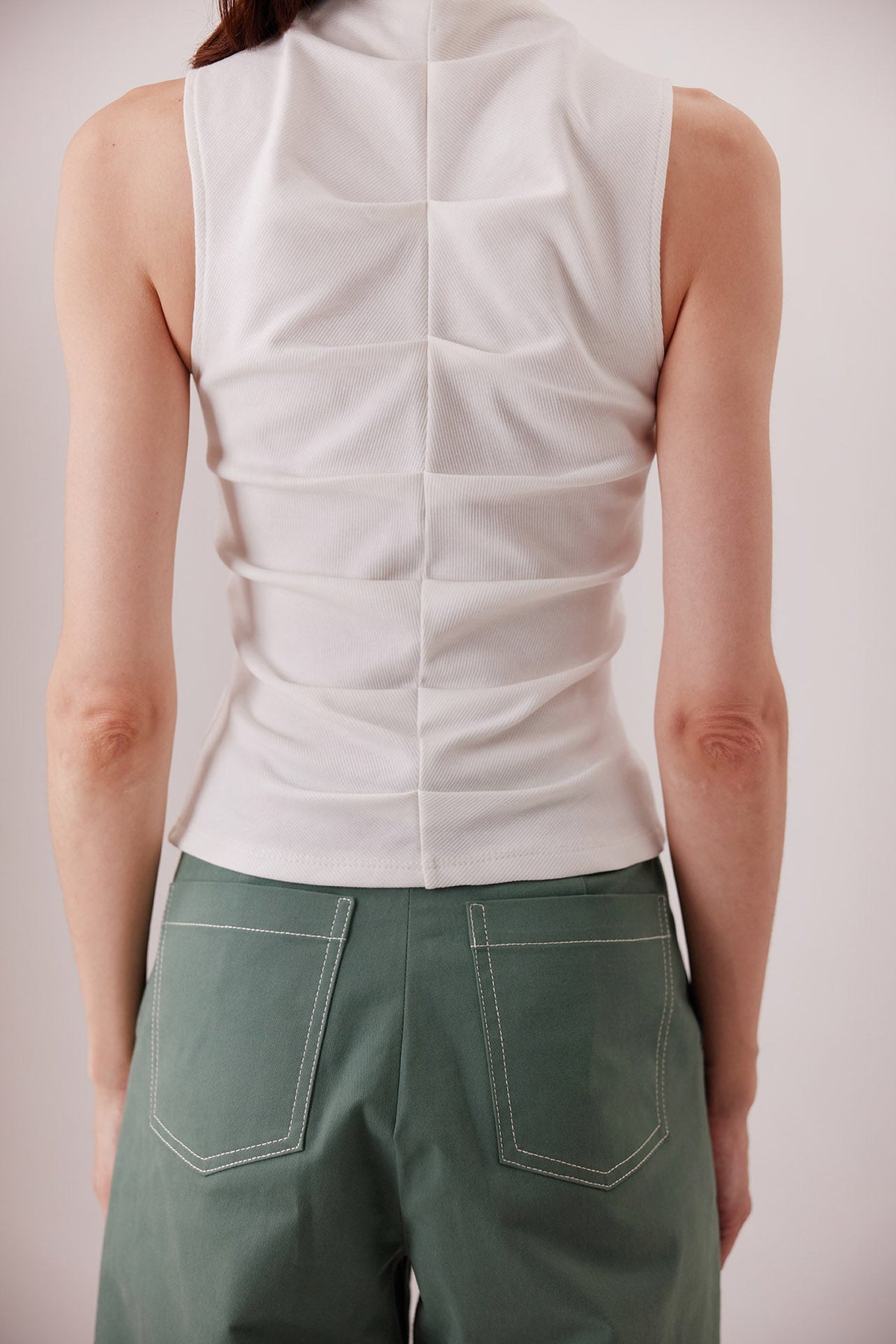 Top Consani ivory, detalle de alforzas en la espalda — Sanna, colección The Gentlewoman