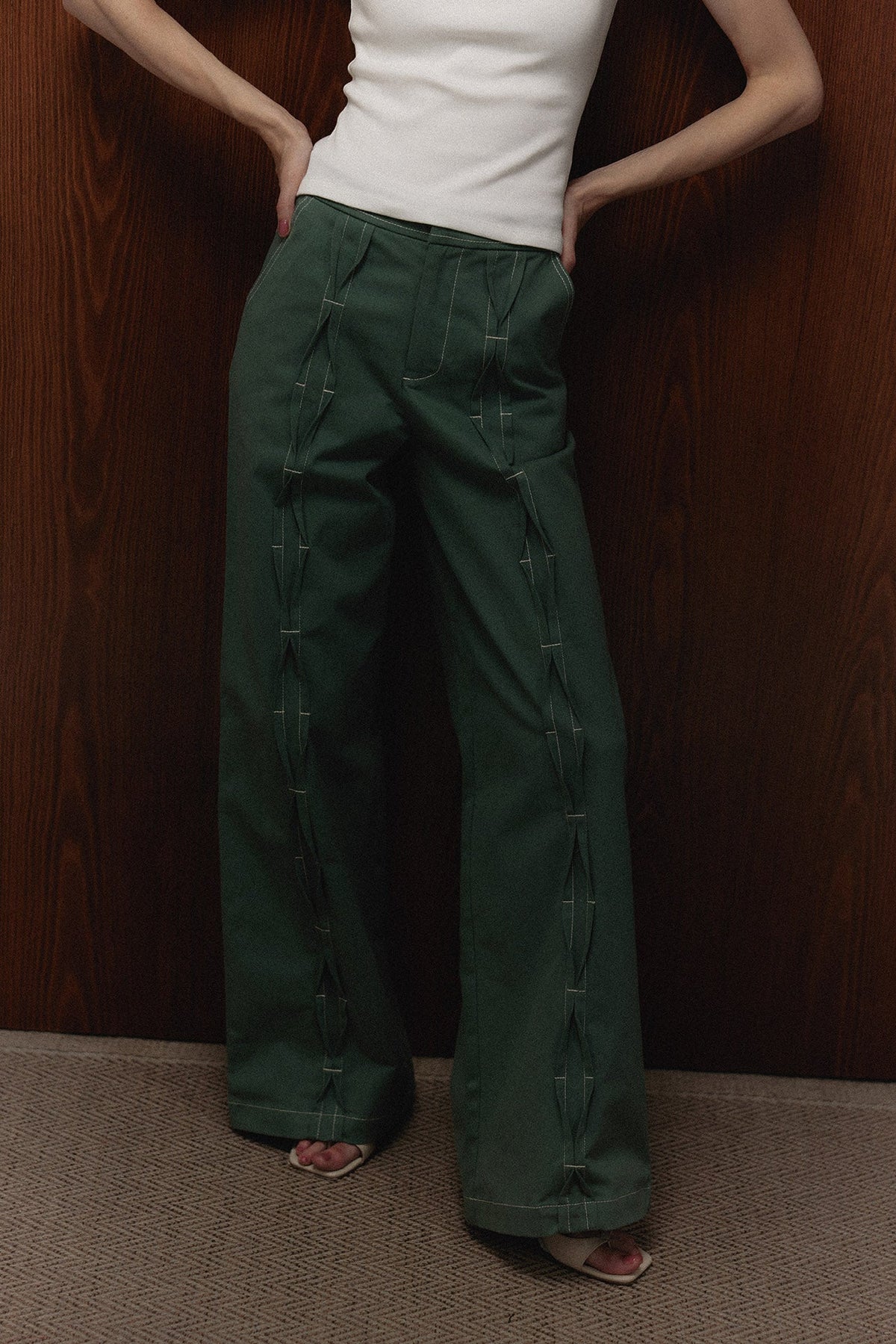 Pantalón Bardi en verde matcha — campaña The Gentlewoman, Sanna
