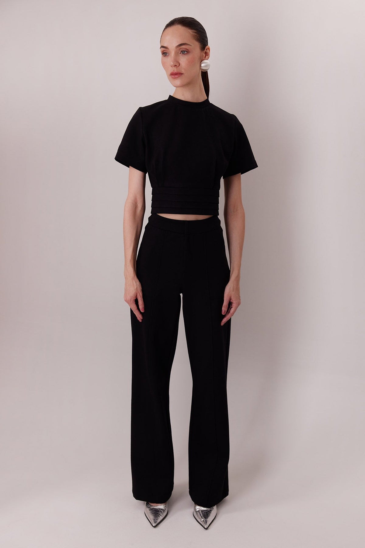 Top Polly negro con Pantalón Elton negro — Sanna, colección The Gentlewoman