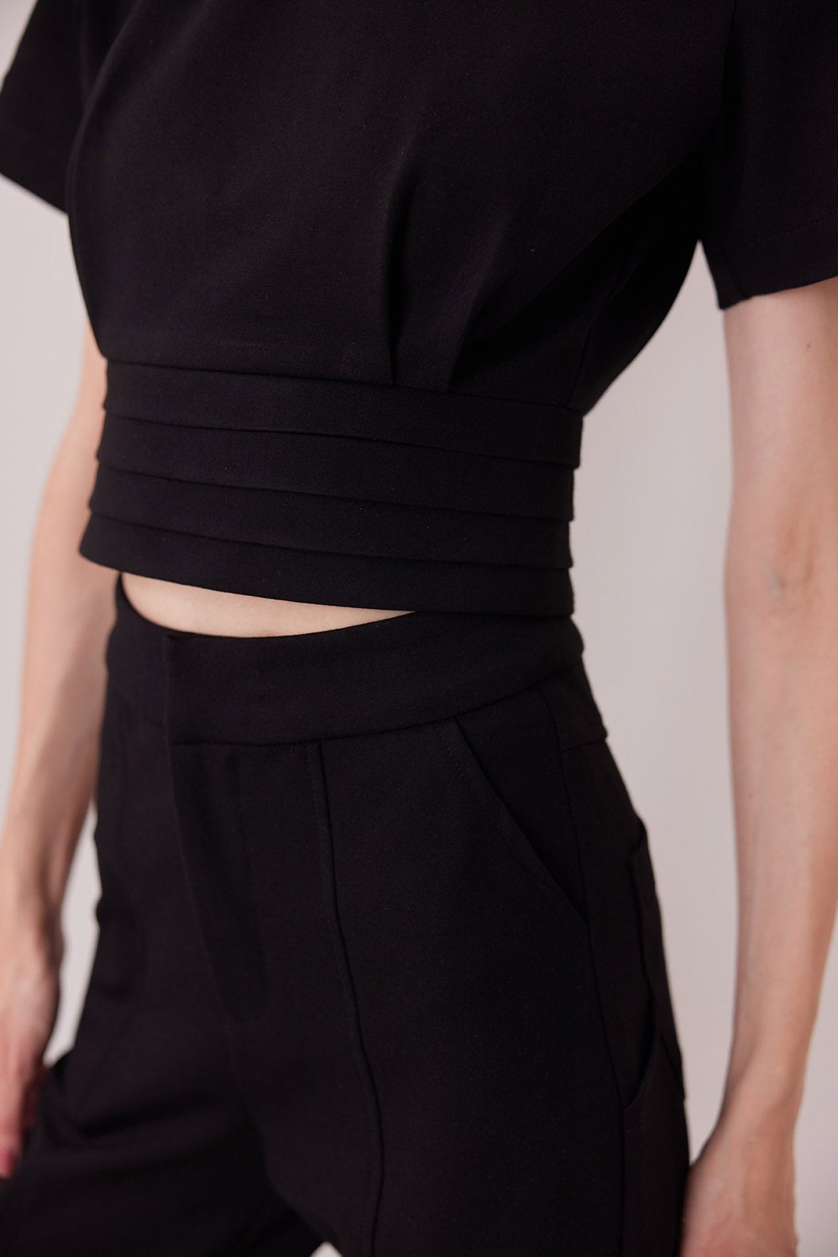 Pantalón Elton negro, detalle de bolsillos utilitarios — Sanna, colección The Gentlewoman