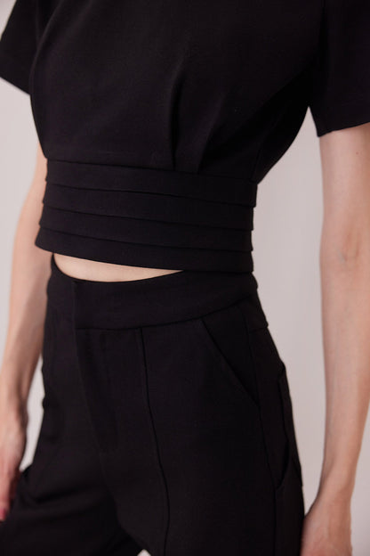 Pantalón Elton negro, detalle de bolsillos utilitarios — Sanna, colección The Gentlewoman