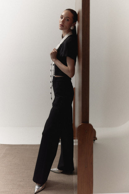Pantalón Elton negro con Top Polly negro — campaña The Gentlewoman, Sanna