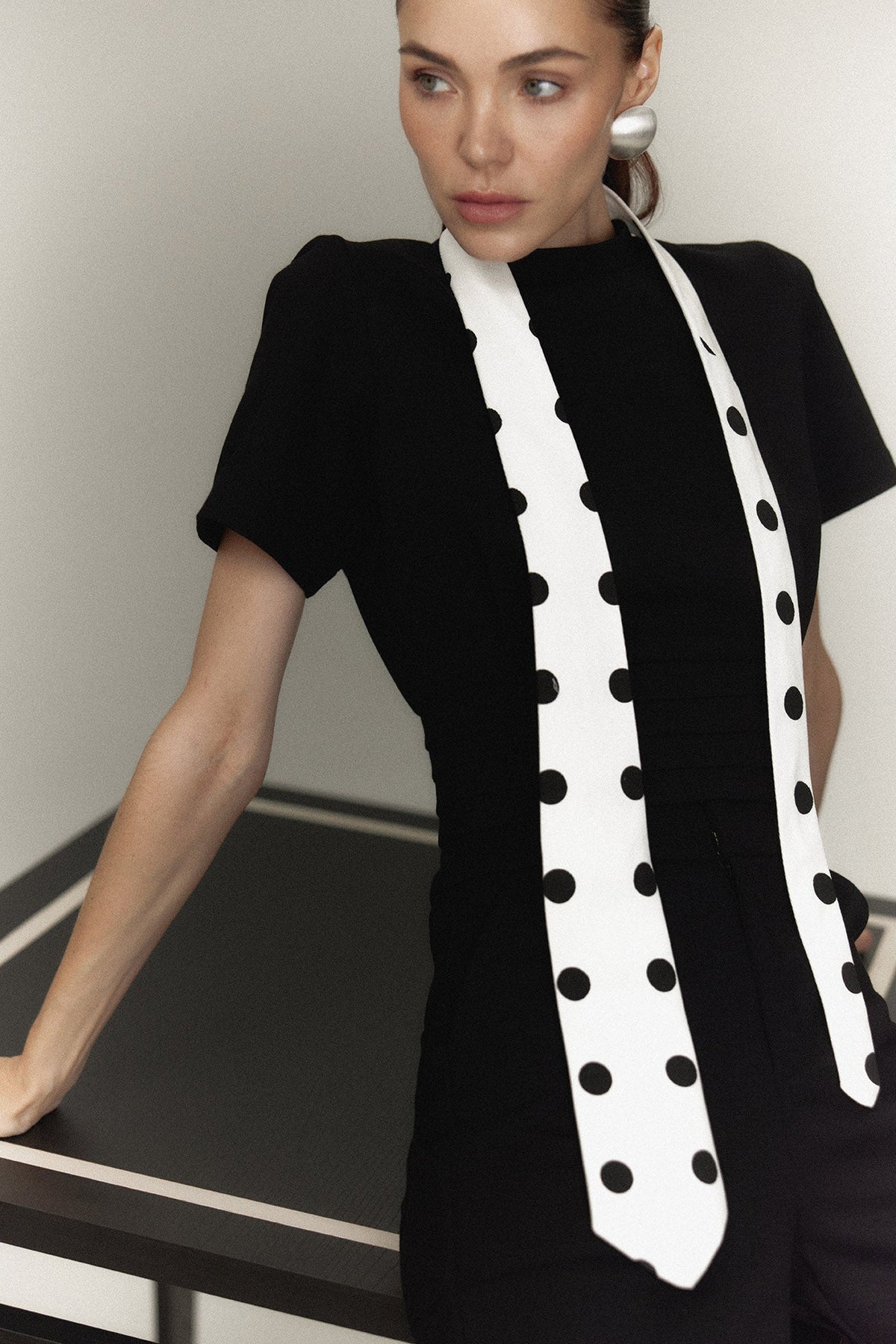 Top Polly negro con corbata en polka dots — campaña The Gentlewoman, Sanna