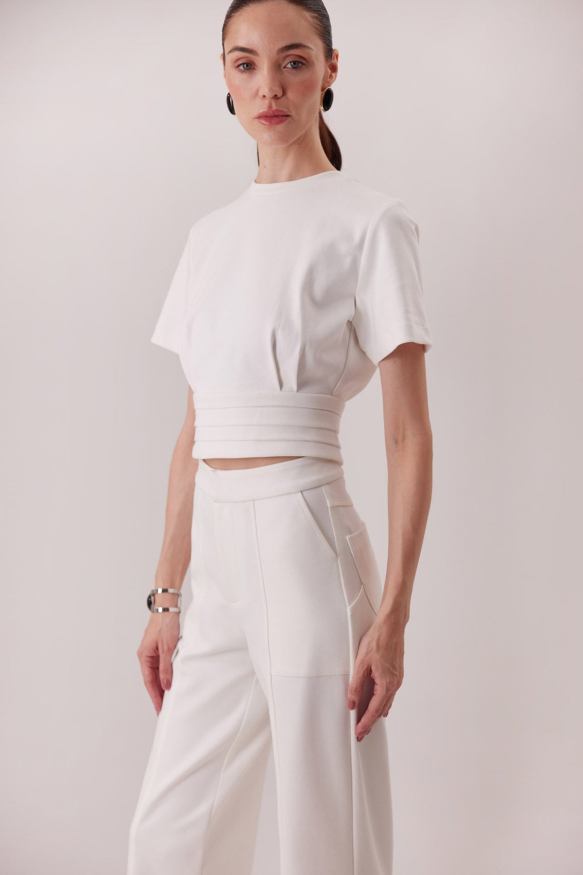 Top Polly ivory, detalle de cintura tipo tuxedo — Sanna, colección The Gentlewoman