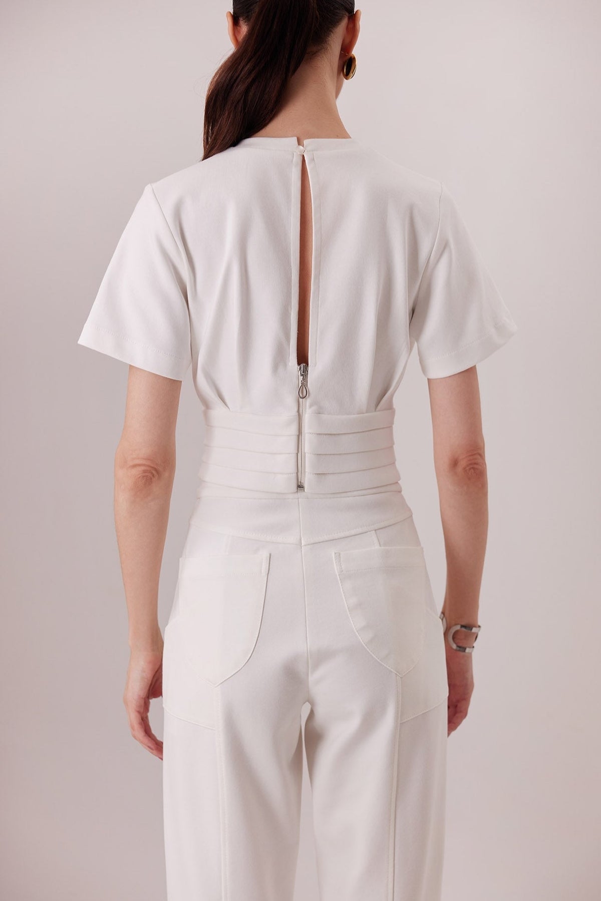 Top Polly ivory, detalle de espalda — Sanna, colección The Gentlewoman