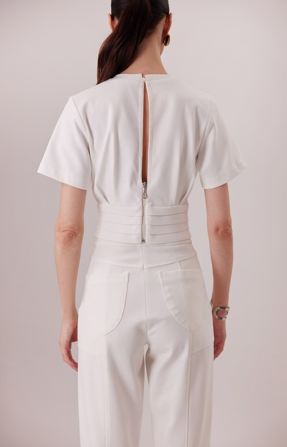 Pantalón Elton ivory, detalle de bolsillos utilitarios — Sanna, colección The Gentlewoman