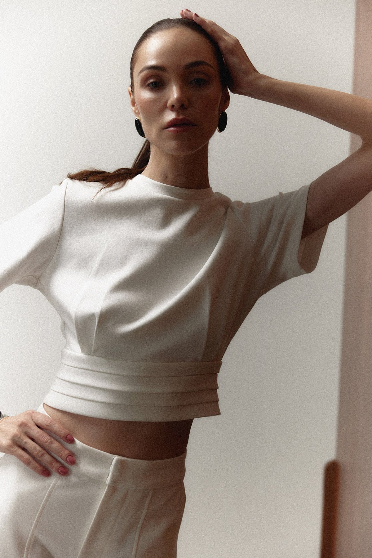 Top Polly ivory, detalle de cintura tipo tuxedo — campaña The Gentlewoman, Sanna