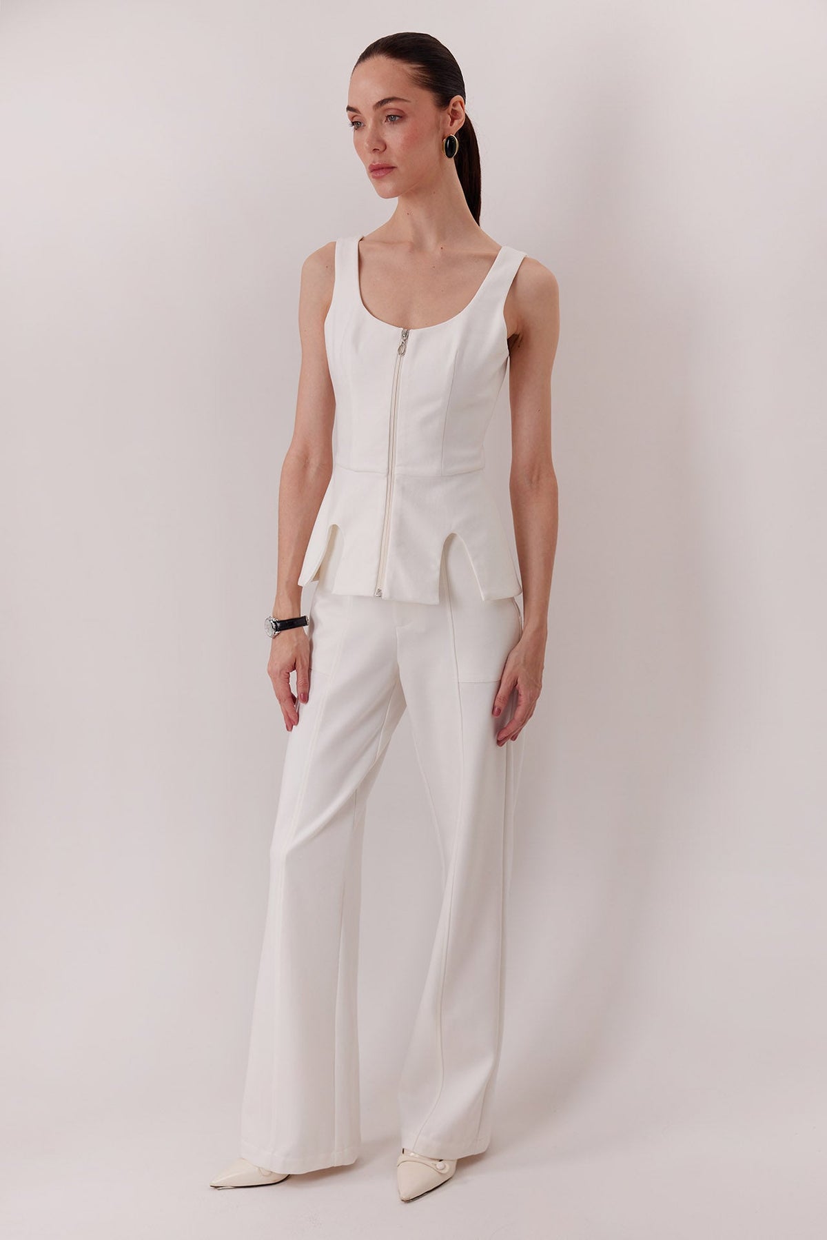 Top Esme ivory, detalle de cremallera frontal y ruedo asimétrico — Sanna, colección The Gentlewoman