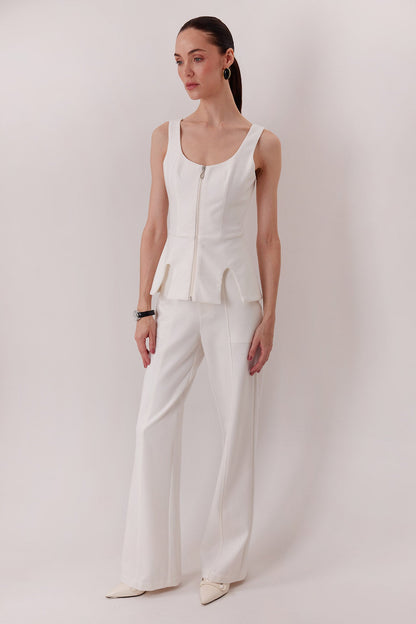 Top Esme ivory, detalle de cremallera frontal y ruedo asimétrico — Sanna, colección The Gentlewoman
