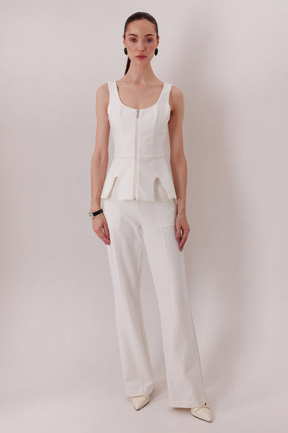Top Esme ivory con Pantalón Elton ivory — Sanna, colección The Gentlewoman