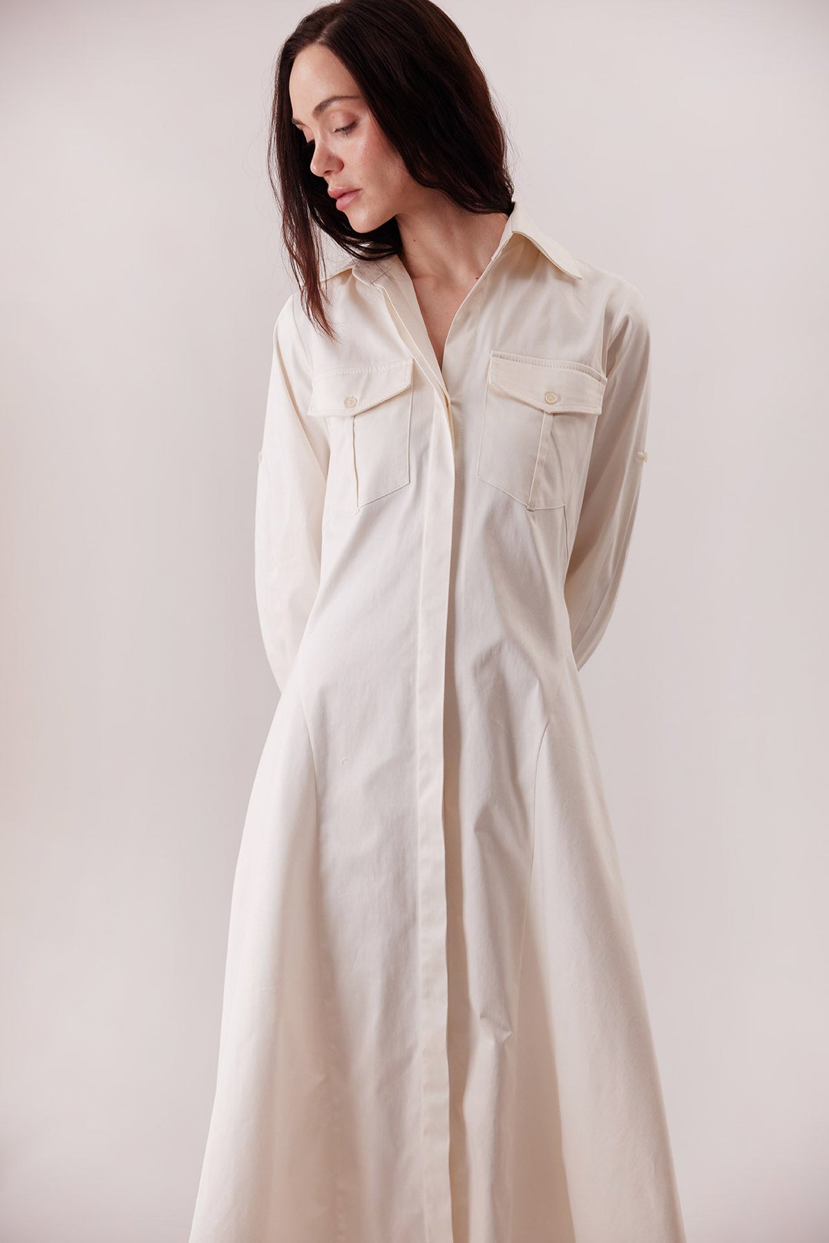 Vestido Allen camisero, detalle de bolsillos plisados — Sanna, colección The Gentlewoman