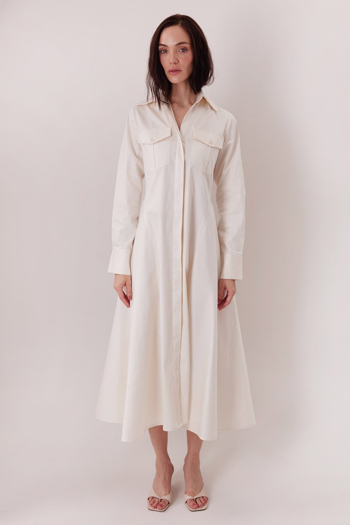 Vestido Allen camisero en ivory, cuerpo completo — Sanna, colección The Gentlewoman