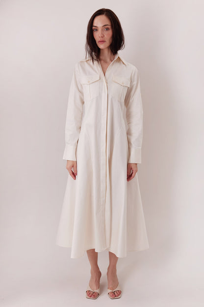 Vestido Allen camisero en ivory, cuerpo completo — Sanna, colección The Gentlewoman