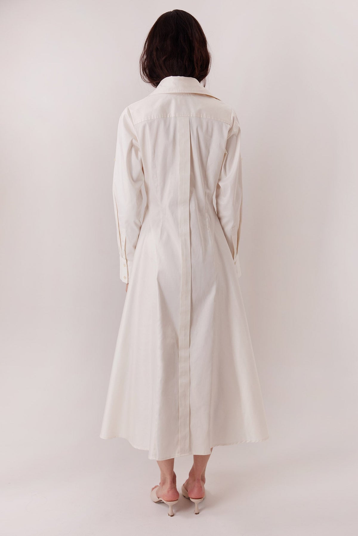 Vestido Allen camisero, espalda con pliegue central — Sanna, colección The Gentlewoman