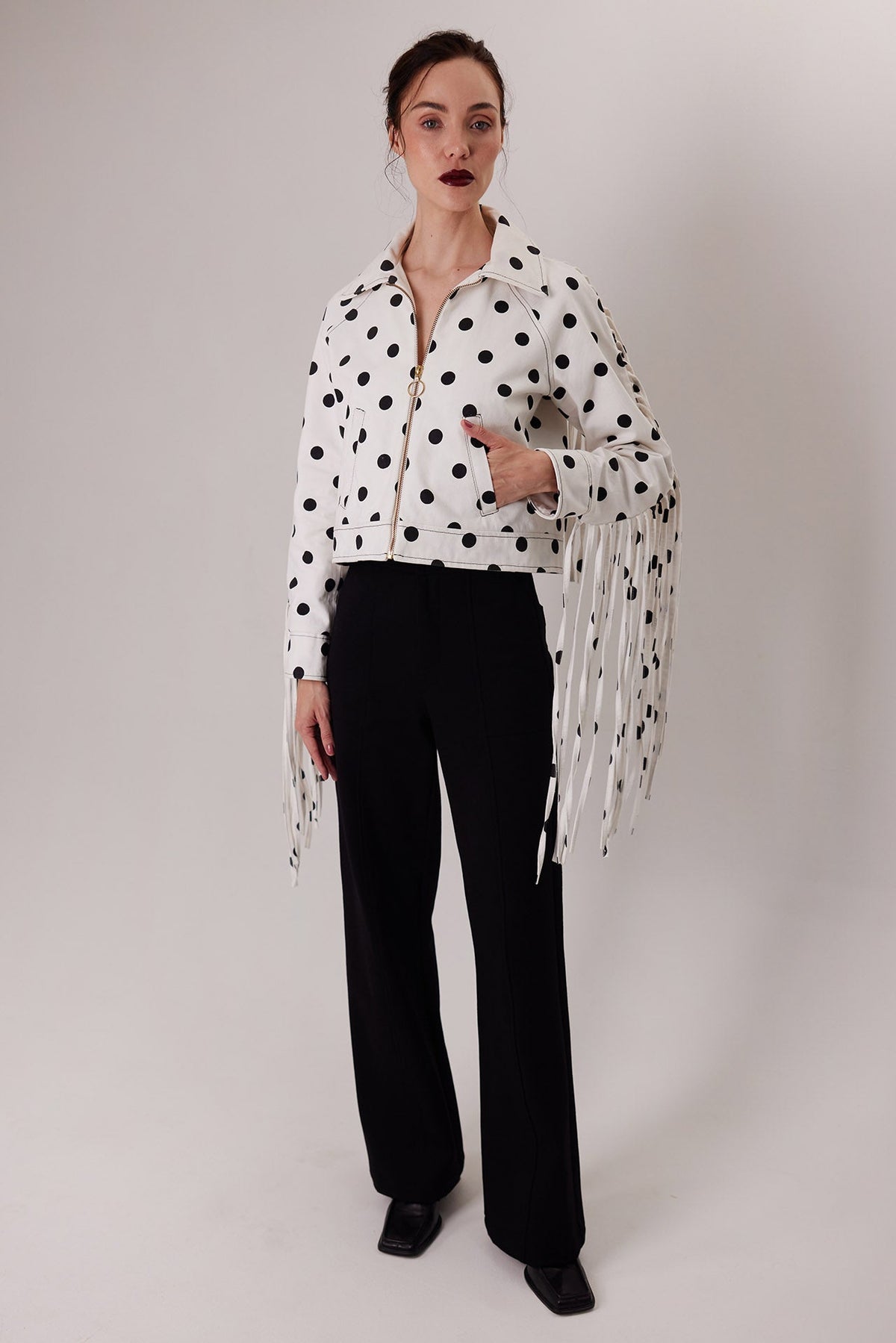 Chaqueta MonteNegro en polka dots con flecos, con Pantalón Elton negro — Sanna, colección The Gentlewoman