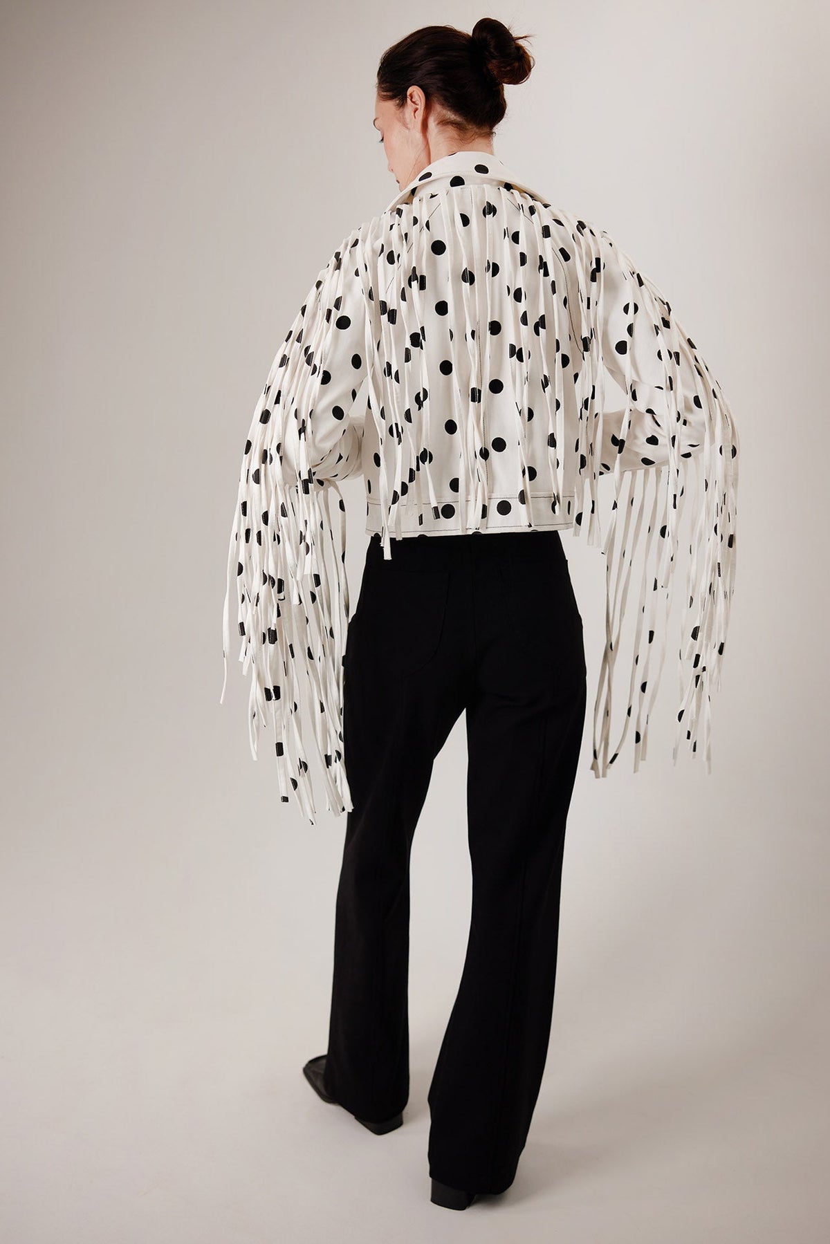 Chaqueta MonteNegro, espalda con flecos largos — Sanna, colección The Gentlewoman