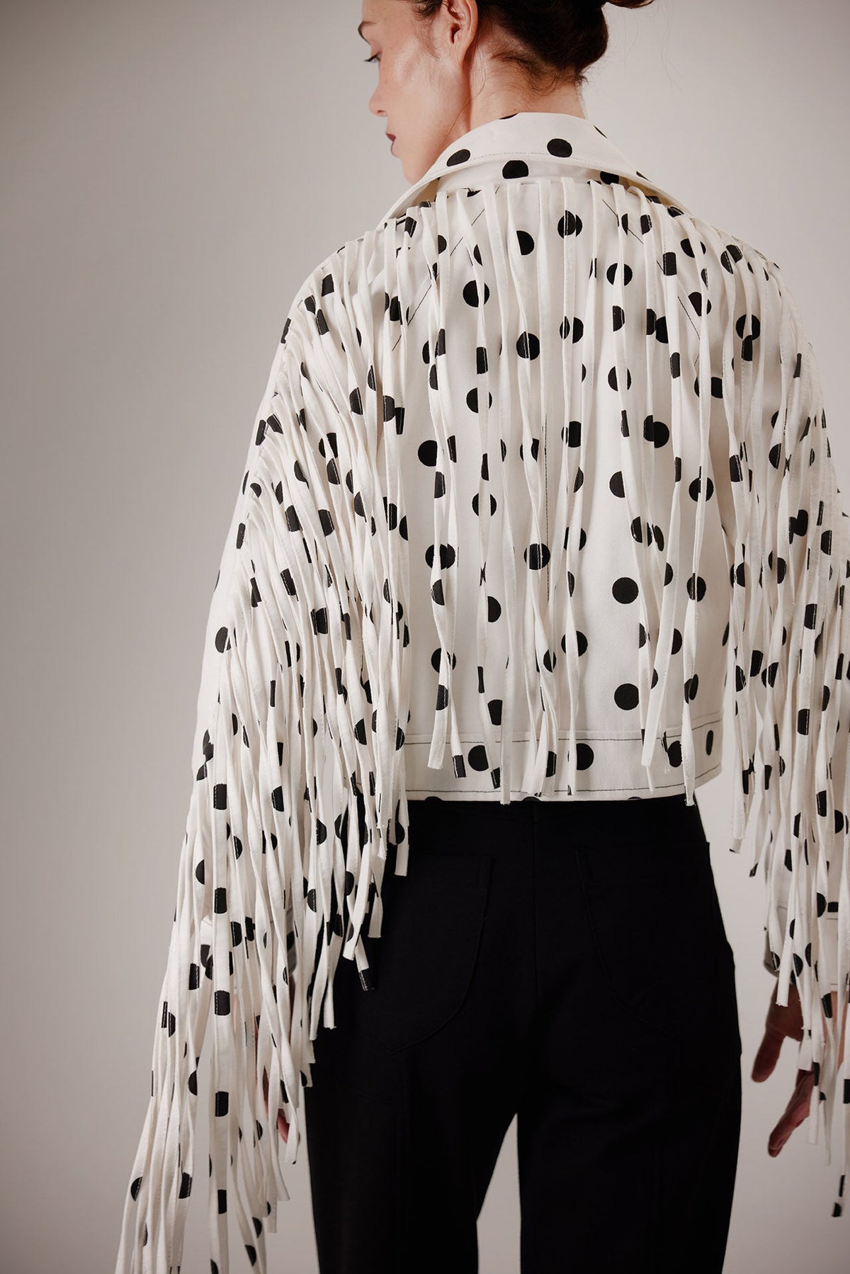 Pantalón Elton negro, detalle — Sanna, colección The Gentlewoman