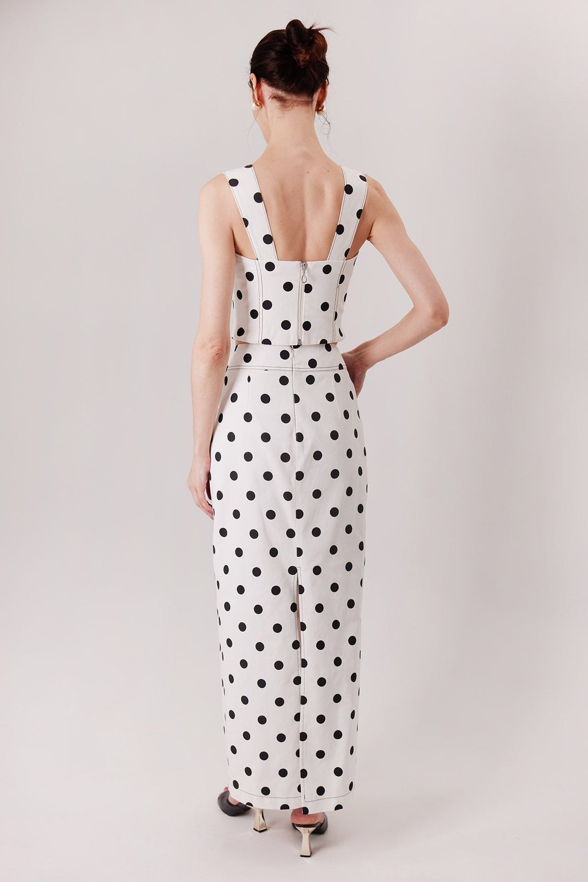 Falda Ponti en polka dots, espalda con abertura — Sanna, colección The Gentlewoman