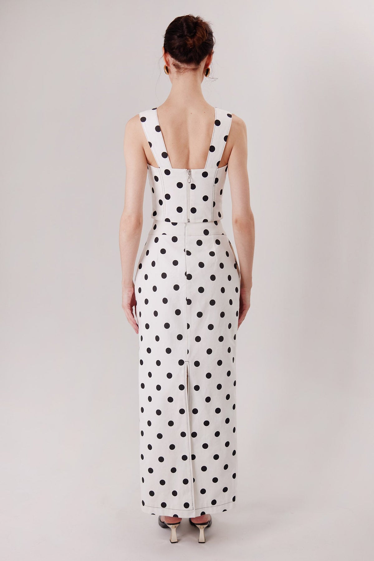 Top Ponti en polka dots, vista de espalda — Sanna, colección The Gentlewoman